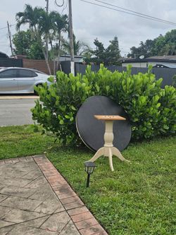 Round wood table nn TLC
