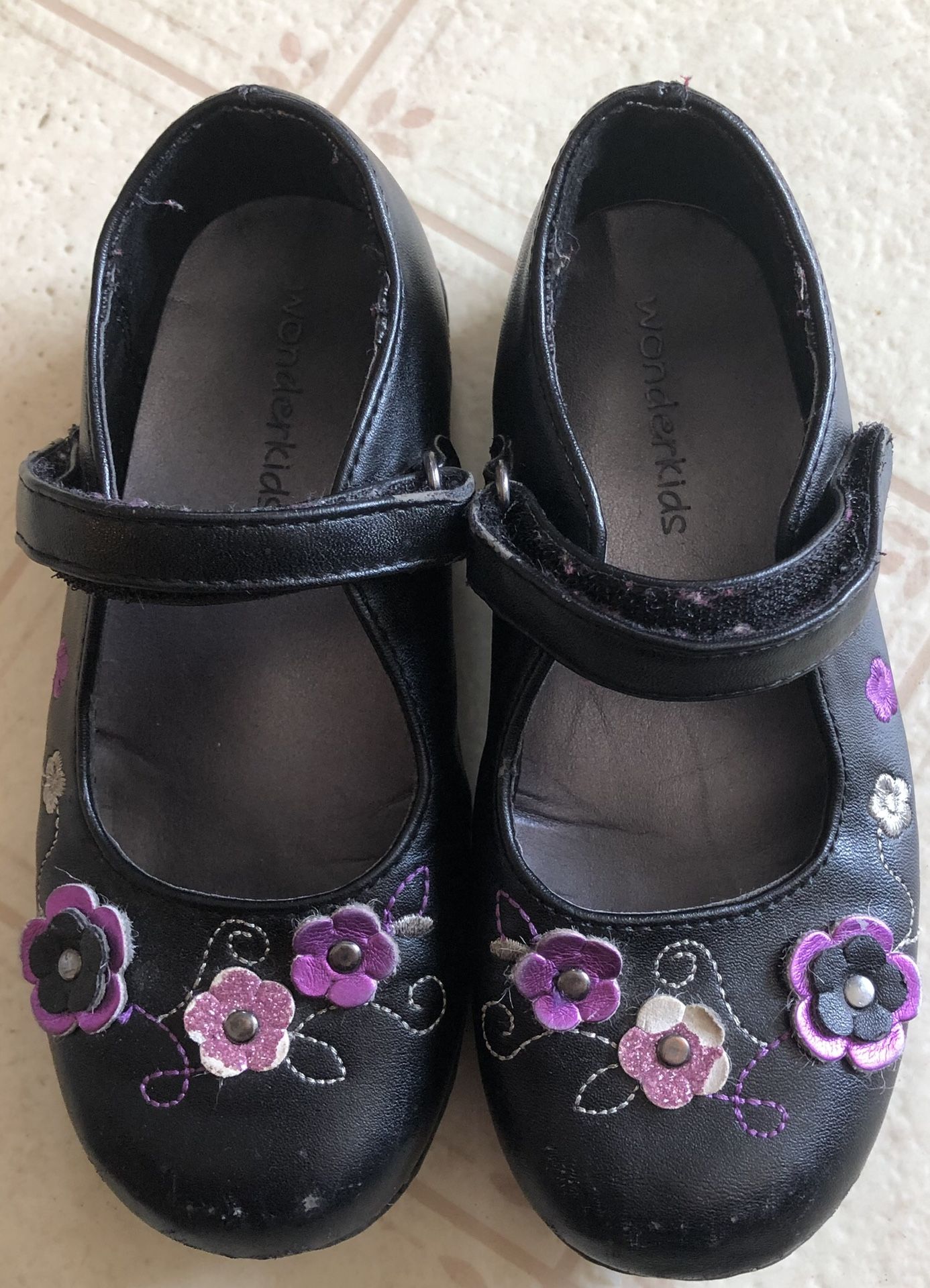 Kid’s shoe size 10