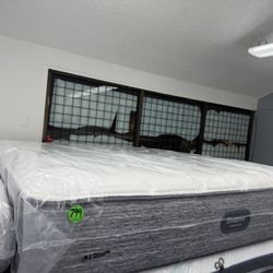 KING SIZE SIMMONS BEAUTYREST HARMONY LUX MATTRESS & BOX SPRINGS BED SET