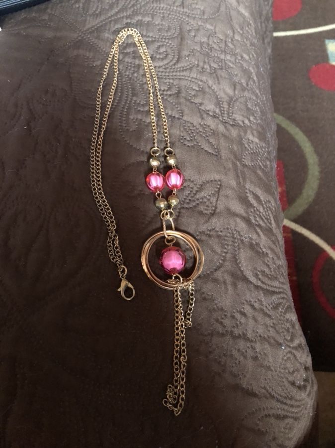 Collar dorado con Rosita bajito