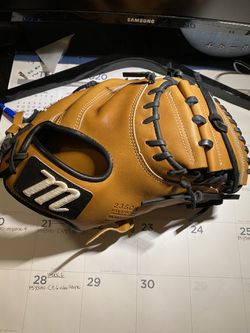 Brand new MARUCCI catchers glove 33.5