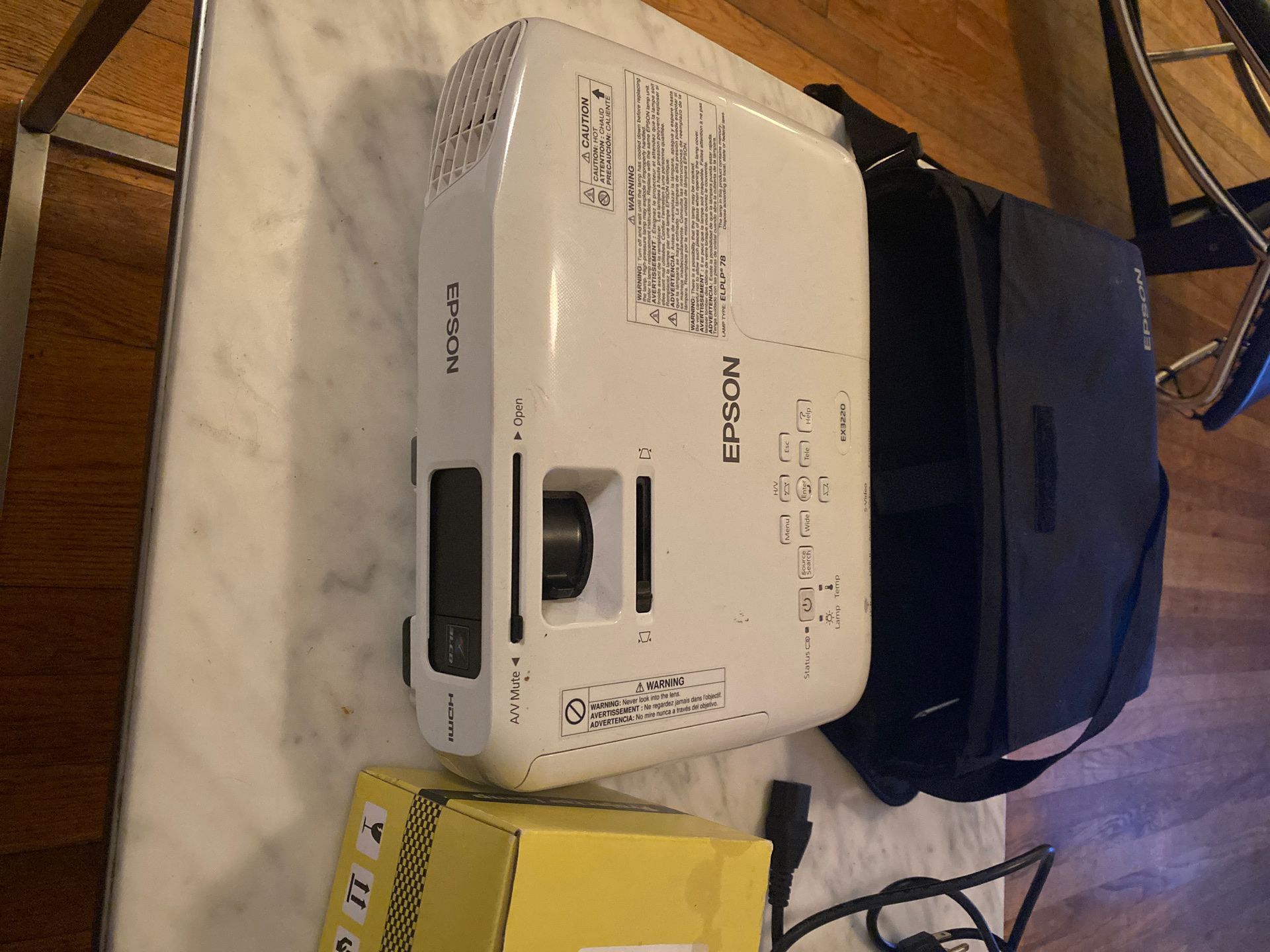 ESPON PROJECTOR EX3220 works with bag and extra bulb