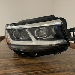 Volkswagen Atlas 2021 right headlight