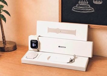 Apple Watch Series 8 GPS 45mm- Original Box, Charger & Band