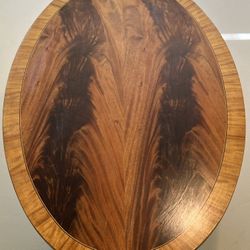 ETHAN ALLEN Newport Banded Flame Mahogany Oval Single Pedestal Coffee Table