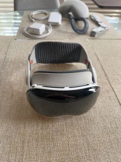 Apple Vision Pro 256GB – Mint Condition (21W / Size S Bands) + Apple Receipt