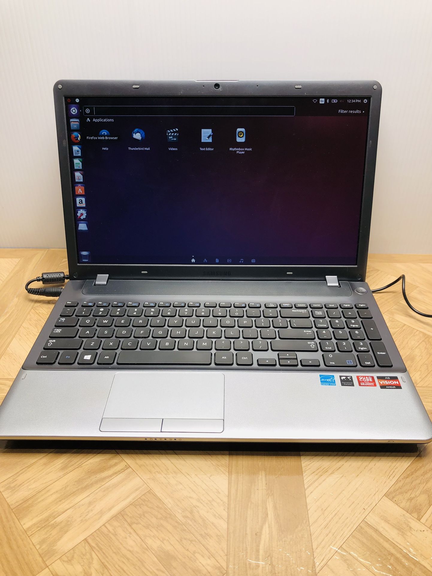 Samsung Ubuntu Linux np355v5c Laptop Notebook 243GB HDD 4GB RAM AMD A8 4500M