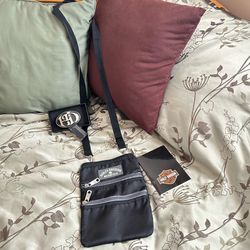 Harley Davidson belt, buckle, and crossover bag I live in Rialto,.￼