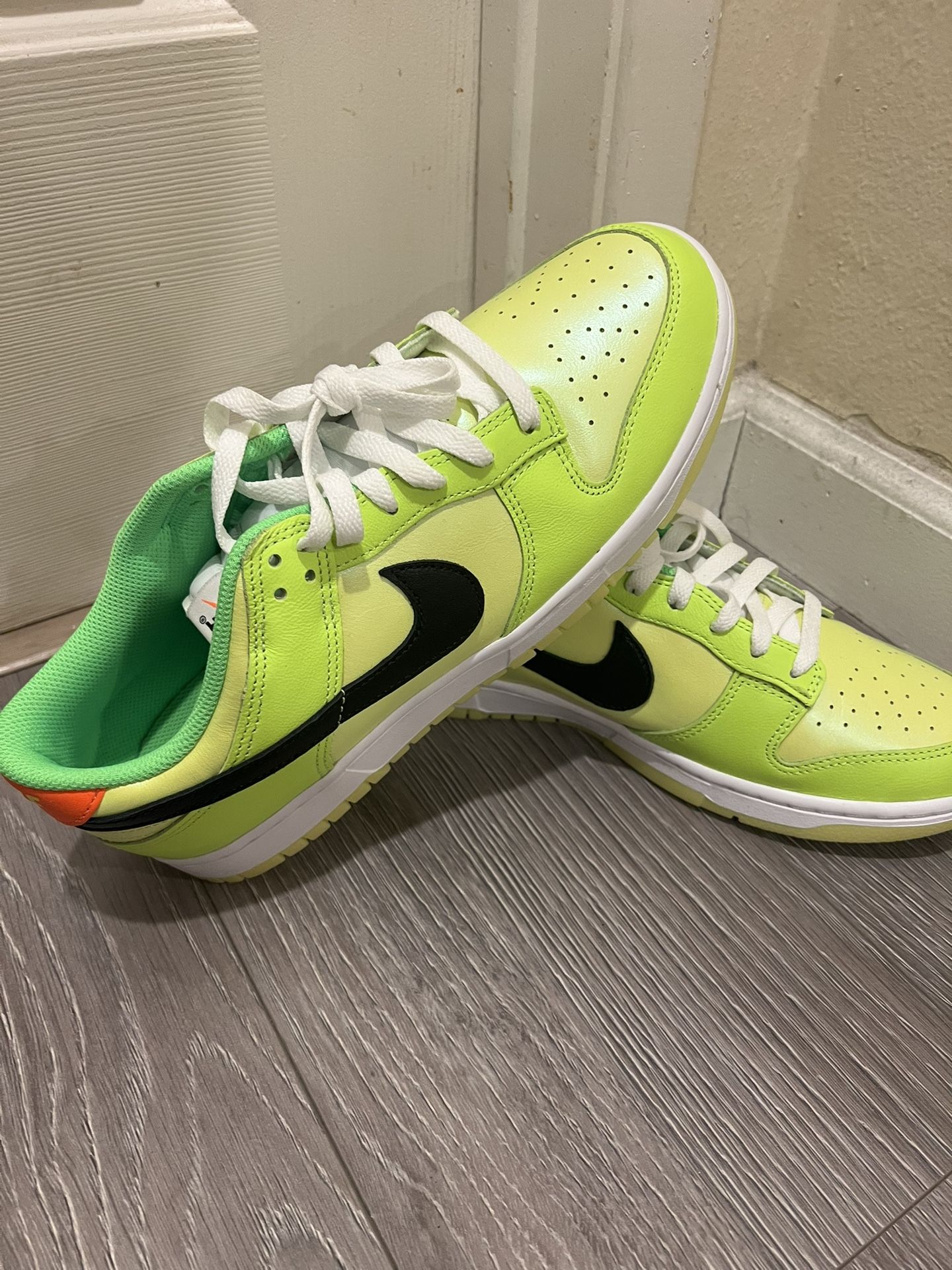 Dunk Low SE 'Volt' Sz 9.5 Men
