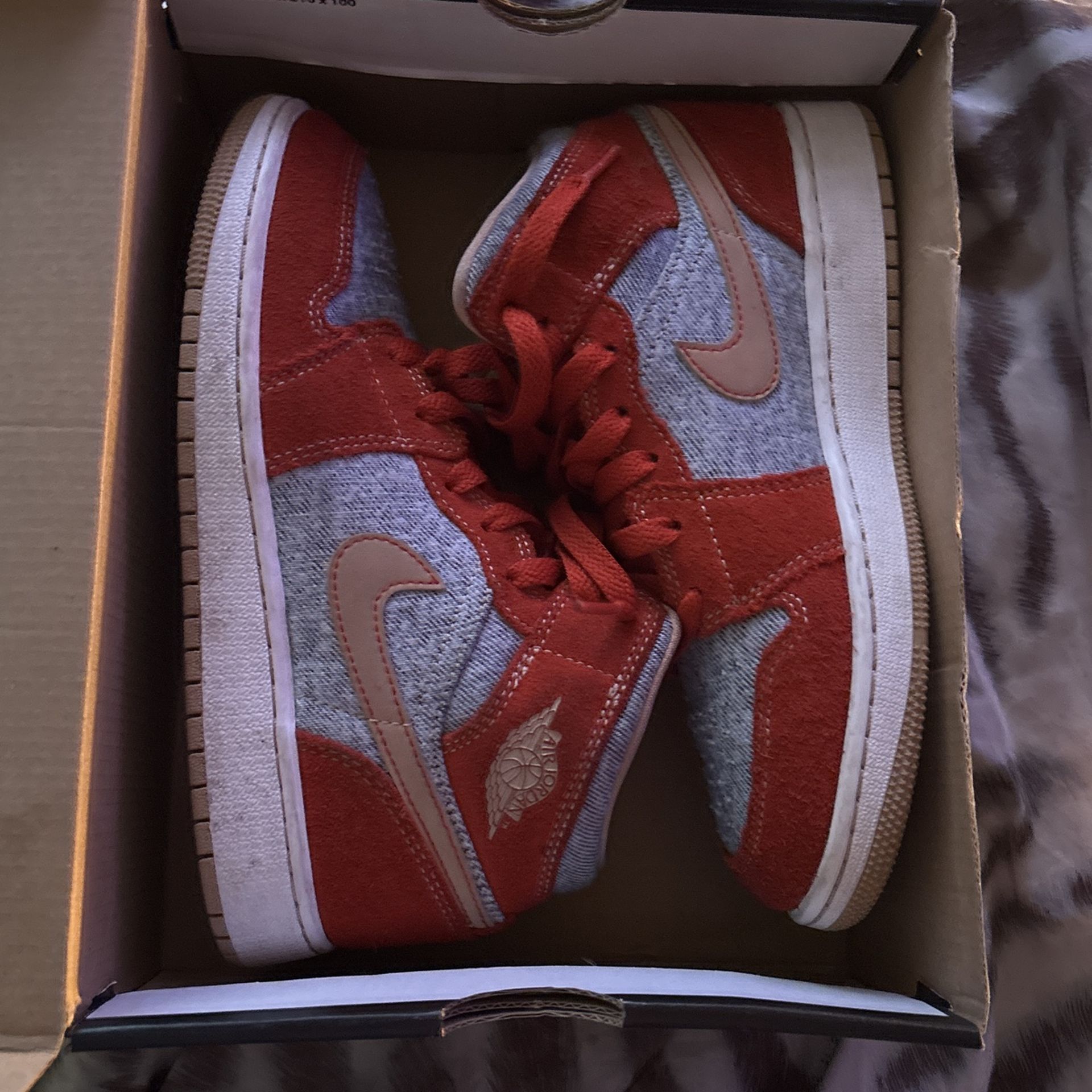 Air Jordan 1 Mid SE Size 4y