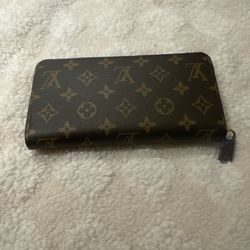 Lv Zipped Wallet