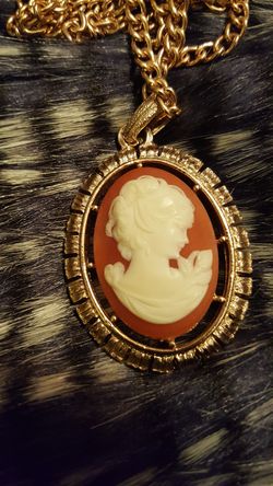 Vintage Avon cameo necklace * mothers day