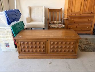Vintage Lane Cedar Hope Chest / Blanket Chest