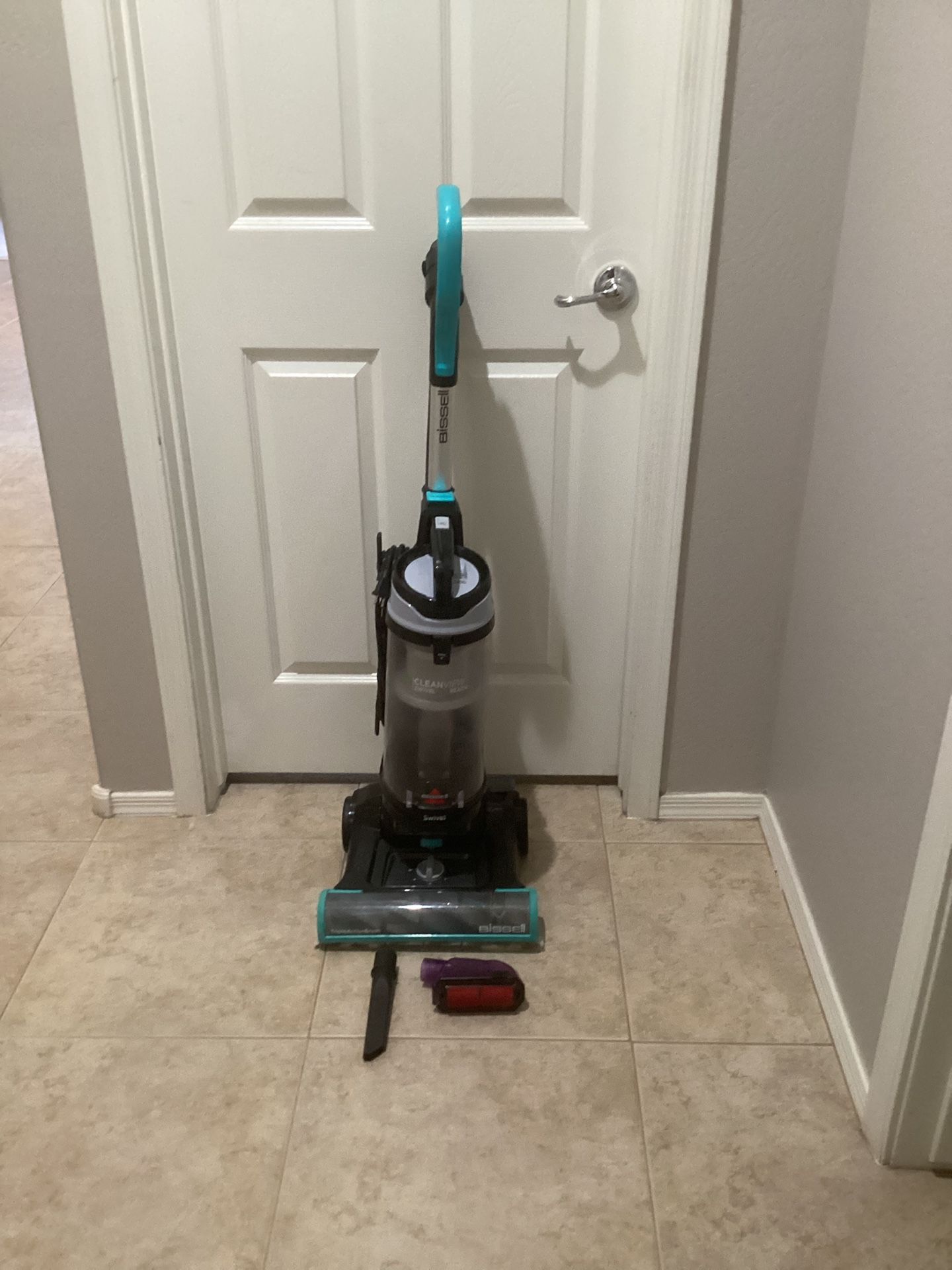 Bissell bagless Vacuum Cleaner with turbo brush attachment (nearly New Condition)