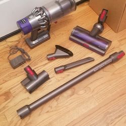 NEW cond CORDLESS DYSOM V10 MODEL VACUUM WITH AMAZING POWER SUCTION   ,WORKS EXCELLENT  , IN THE BOX 