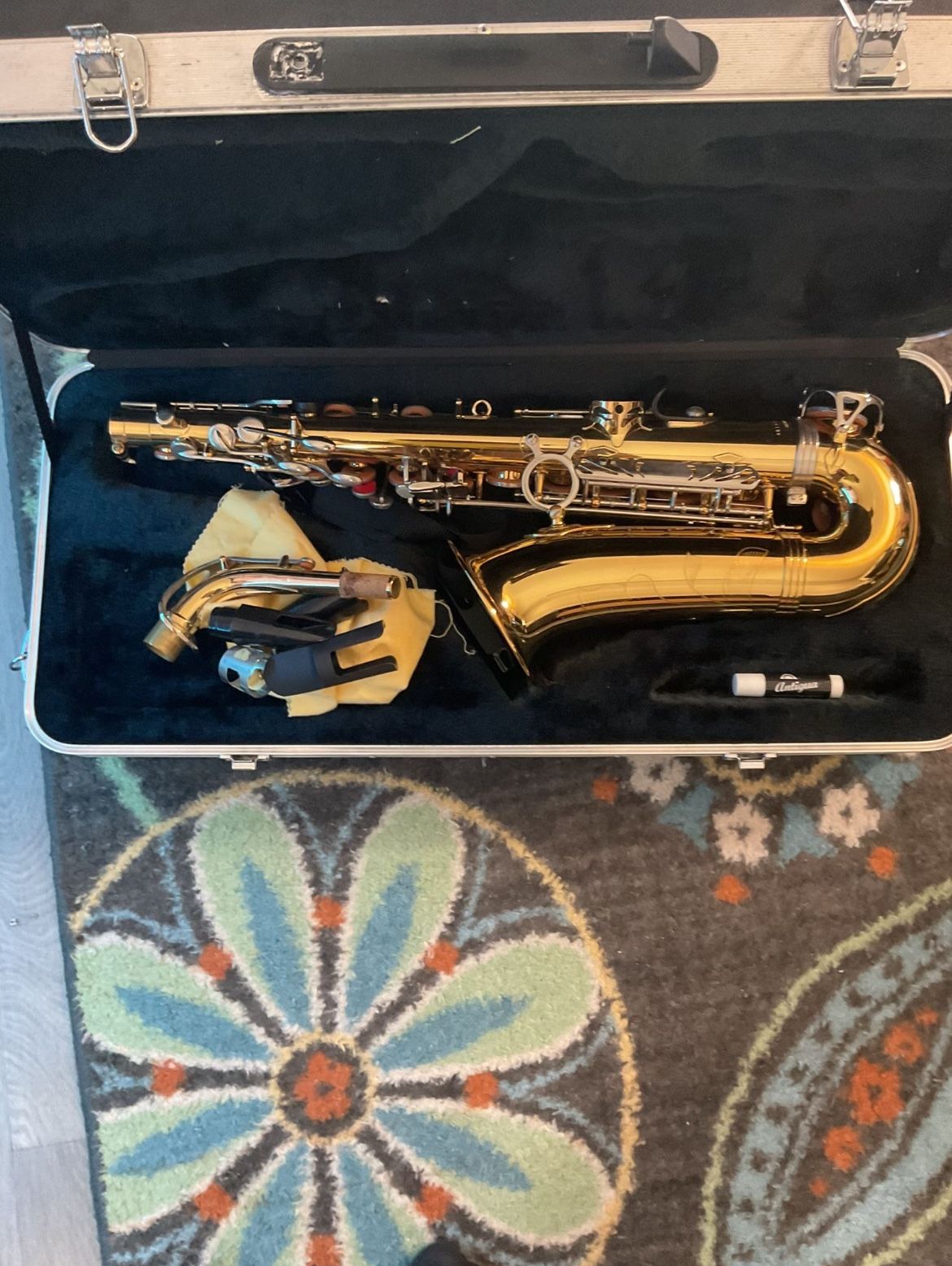 Antigua saxophone