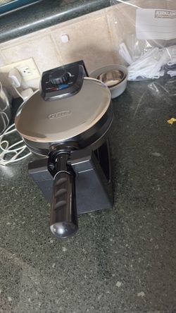 Rotating waffle maker