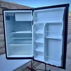 Arctic King 4.5 Cu. Ft. Mini Fridge – Clean & Works Perfect – $140