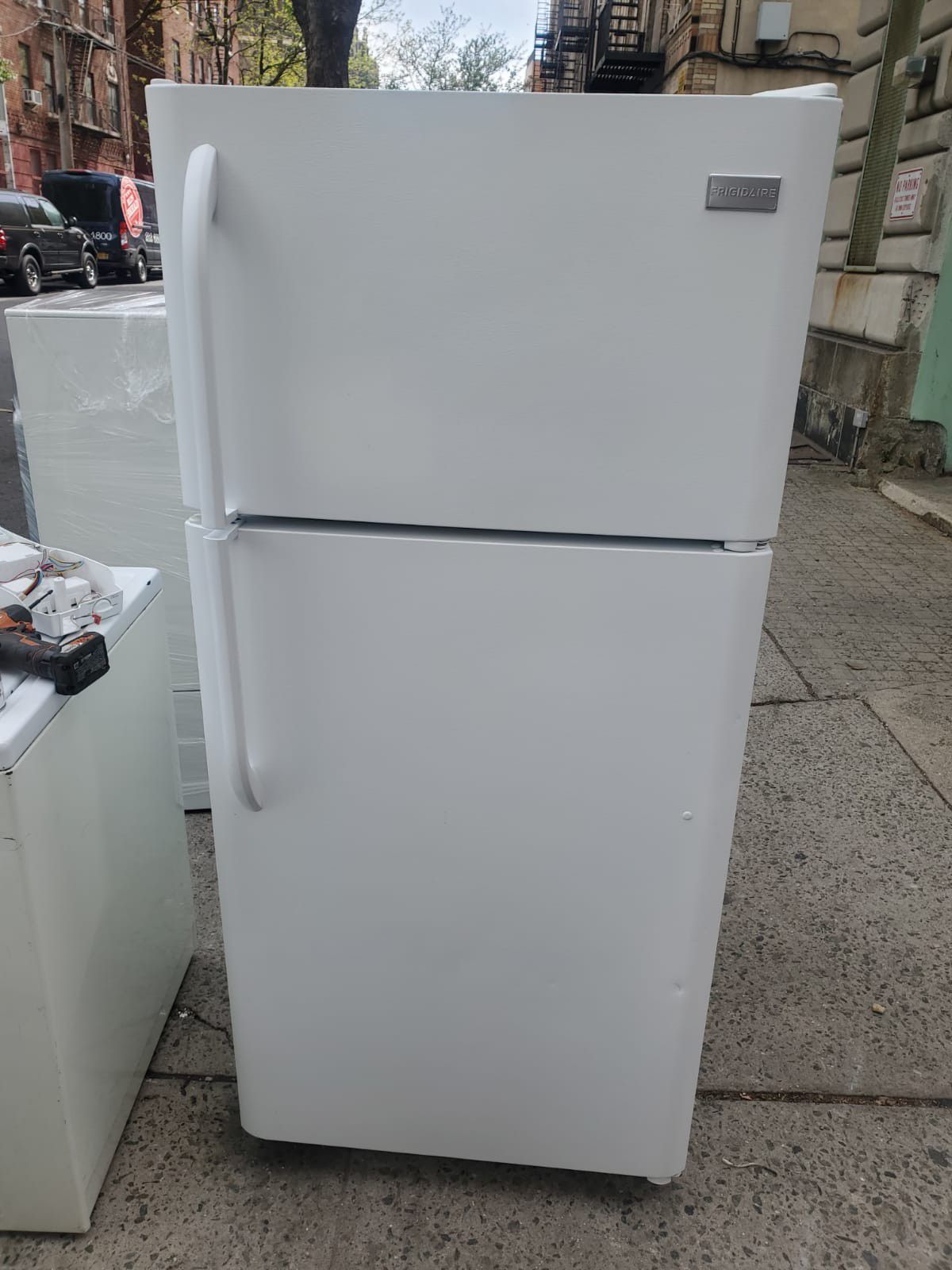 Frigidaire 30in white top freezer refrigerator