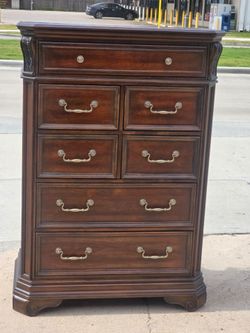 DRESSER