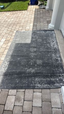 Area rug/gray and white