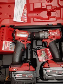 NEW SET MILWAUKEE 
$300

MILWAUKEE 
DEWALT 
MAKITA