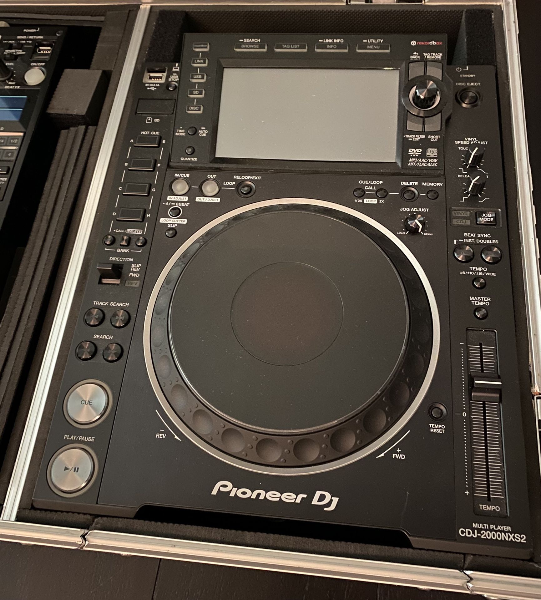 2 CDJ 2000NXS2 & DJM 900NXS2 Mixer (Mint Condition)