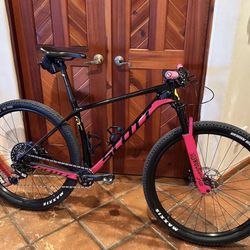 Trail Ready! 2019 Carbon Scott Scale RC 900 Hardtail Mountain Bike and Bike Rack with Accessories!