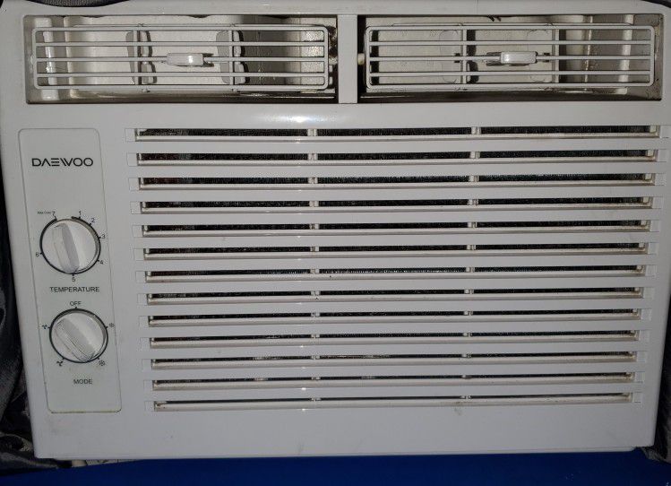 DAEWOO 5000 BTU Air Conditioner  1 Of 2