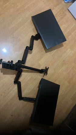 Triple gaming monitor set up