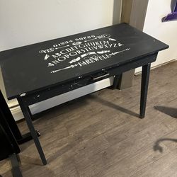 Small Desk With Interesting Design 