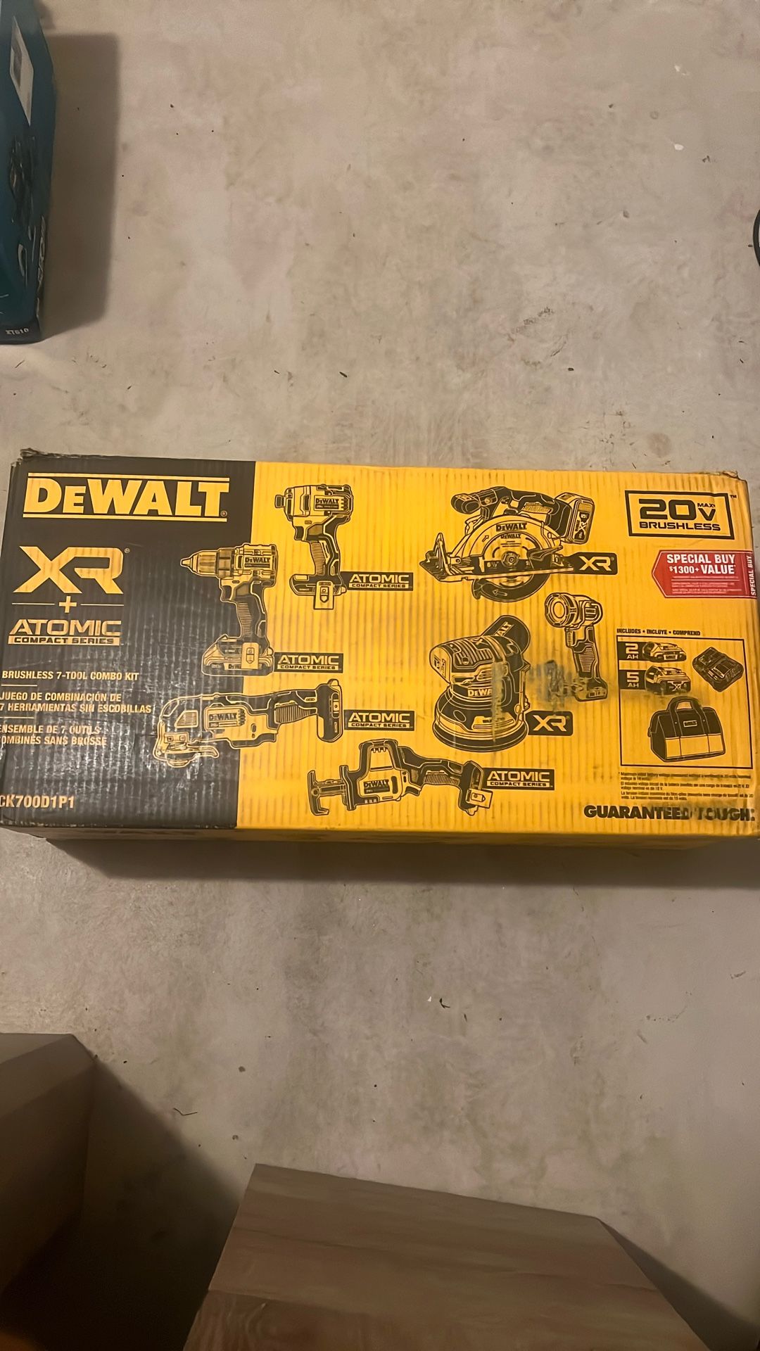 Dewalt XR atomic Compact Series 7 Piece Took Set With 2 Batteries And Charger