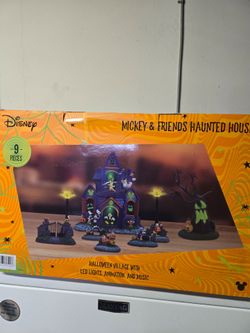 Disney Mickey & Friends Haunted House Village Set