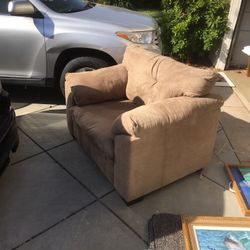 oversized plush chair $10 comfy clean fits doorway