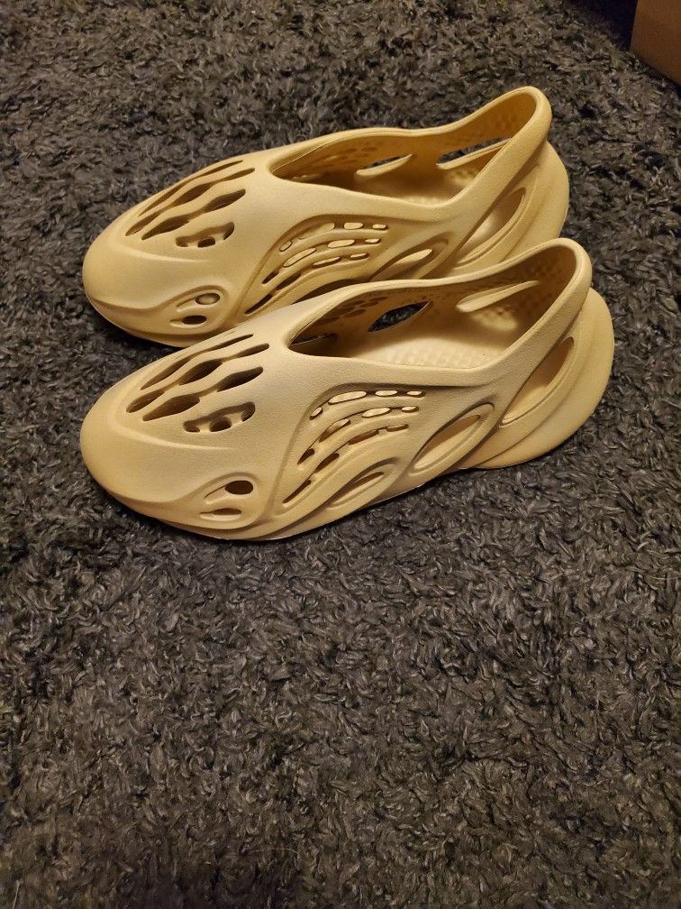 Yeezy Foam Runner Desert Sand / Size 12