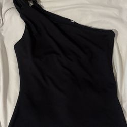 black one sleeve top 