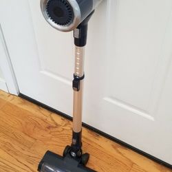 CORDLESD VSCUUM  , AMAZING POWER SUCTION  , WORKS EXCELLENT  , IN THE BOX 