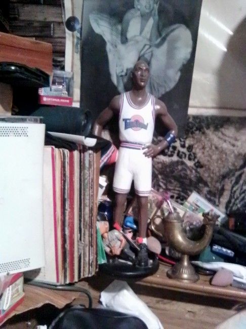 Michael Jordan Statue 2 Ft Tall With Bugs Bunny Jersey.