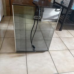 Mini Fridge (Wine, Beer, Drinks)