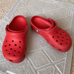 CROCS Classic Clog in Red Size 4M 6W