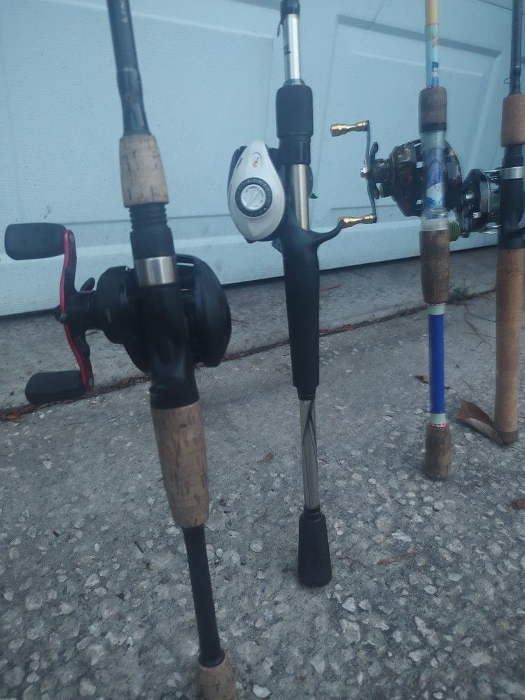 4 BASS Fishing Rods And Reels
