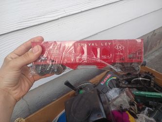 classic box of vintage Lionel O-scale (or O-27) model train equipment 1(contact info removed)