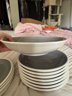 Porcelain dishware set