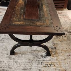 Sturdy Oak Wood Coffee Tableĺ