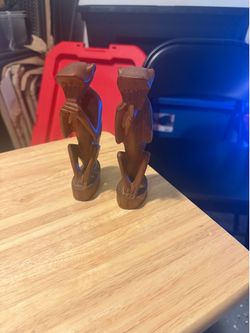 Pair of African hand carved monkeys vintAge