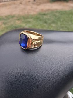 18K gold ring with blue sapphire