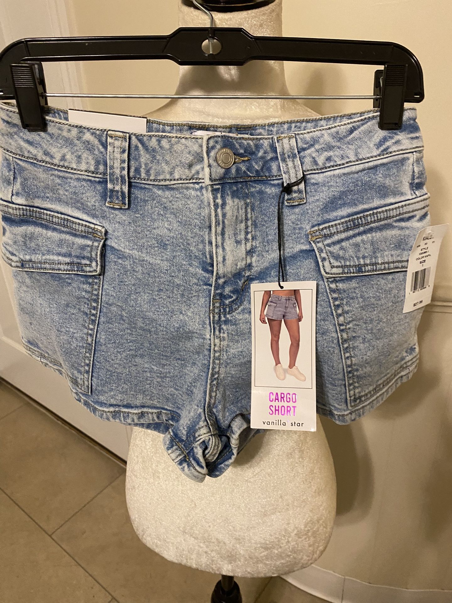 NWT Woman’s Vanilla Star Cargo Shorts Size 1/W25