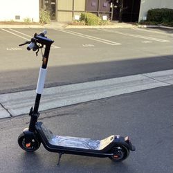 NIU - KQi3 Pro Foldable Electric Kick Scooter w/ 31 mi Max Operating Range & 20 mph Max Speed - Black