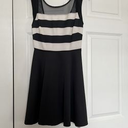 It’s Very Nice Dress In Size M The Color Is Black And Off White 
