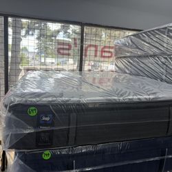 QUEEN SIZE SEALY POSTUREPEDIC (FIRM) EURO PILLOW TOP MATTRESS & BOX SPRING BED SET